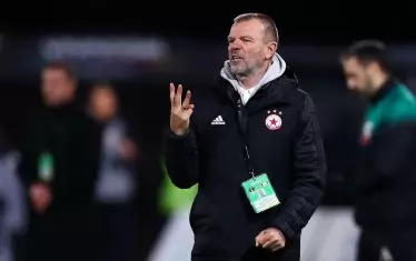  Треньорът на "ЦСКА-София" Стойчо Младенов "гори" в играта край тъчлинията по време на дербито в Разград.