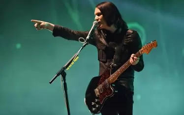 Лидерът и фронтмен на "Пласибо" Брайън Молко. Групата ще свири за пети път в България след запомнящите се предишни гостувания.