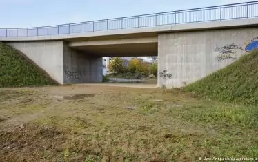  Мостът още чака под него да мине магистрала. 