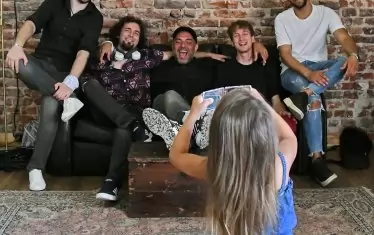 The essential FUNK trombone пред "обектива" на Надежда, малката дъщеря на Вили, след първите лайф сешън записи на бандата. Един от членовете на групата липсва, тъй като в този момент е въдворен под карантина.