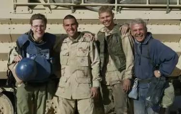  Олег Попов (първият от дясно на ляво) и Матю Грийн (първият от ляво на дясно) с американски военни в Ирак. 