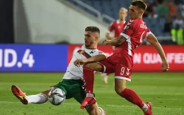 Сред хубавите неща, които се случиха в националния отбор през изминалата година, бе налагането на единствения играещ наш футболист в Серия А - Петко Христов (вляво), не само като титуляр в отбраната ни, но и като един от лидерите на тима.