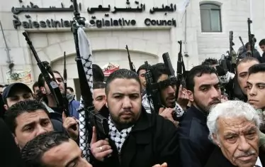 Пред парламента в Рамала при превземането му.