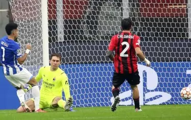  Вратарят на "Милан" Чиприян Татарушану и защитникът Давиде Калабрия (вдясно) регистрират отблизо гола на Луис Диас ("Порто").