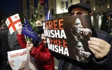 Поддръжници на "Обединено национално движение" протестират срещу ареста на бившия грузински президент Михаил Саакашвили в Тбилиси на 23 ноември 2021 г.