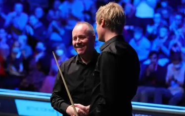 Въпреки горчивото поражение Джон Хигинс с усмивка поздравява австралиеца след решаващия 17-и фрейм.