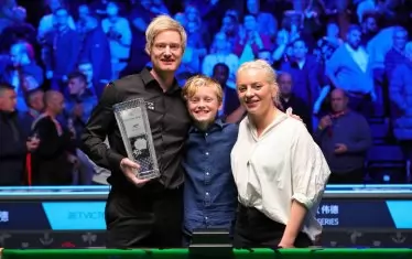 Нийл е прегърнал съпругата си Миле и сина си Александър в края на церемонията по награждаването му.