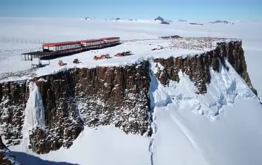 Базата на Южна Африка SANAE IV, в която зимуват до десет души, занимаващи се с изследвания.