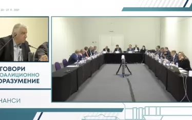 Публичността на преговорите разкри кои са експертните екипи на партиите. На сн. - Румен Гечев коментира в панел "Финанси".