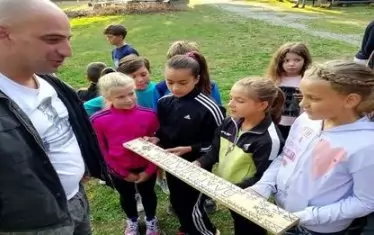 Вместо да стоят пред телефоните, децата могат да бъдат занимавани с различни родолюбиви дейности, смята Ивайло Шопски.