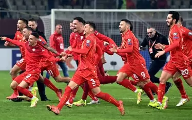 Футболистите на Северна Македония ликуват след победата с 3:1 над Исландия в Скопие, която ги прати за пръв път на плейоф за място на световно първенство.