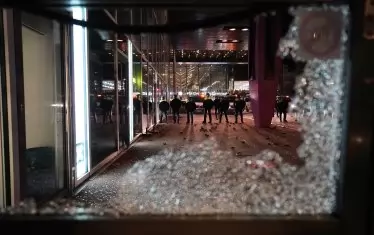 Около 200 души излязоха пред правителствени сгради в Хага, замервайки с камъни полицията. Органите на реда използваха водно оръдие, за да разпръснат протестиращите.