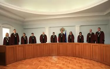 Заради казуса "Марковска" сега изтичат мандатите не на четирима, а на трима съдии. Това са председателят на съда Борис Велчев (петият от ляво надясно), който бе назначен в КС от президента, излъченият от върховните съдии Георги Ангелов (вляво от Велчев) и избраният от Народното събрание Анастас Анастасов (вляво от Ангелов). Едва през февруари догодина изтича мандатът на избрания от парламента на мястото на Марковска Гроздан Илиев (вляво от Анастасов).