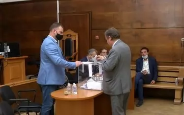 Председателят на ВАС Георги Чолаков гласува по време на балотажа. И в двата тура на вота се включиха 159 върховни съдии.