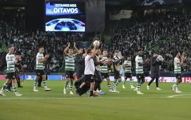 Играчите на "Спортинг" ликуват заедно с привържениците си след успеха с 3:1 над "Борусия" (Д), който осигури на португалците място на 1/8-финалите и ги превърна в една от приятните изненади на турнира.