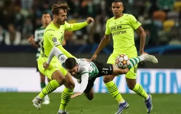  Хърватският защитник на "Борусия" (Дортмунд) Марин Понгарчич (вляво) е фаулирал Паулиньо при впечатляващата победа на "Спортинг" в Лисабон.