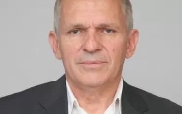 Стоян Георгиев е пилот. Той създава една от първите авиационни фирми за селскостопанска авиация