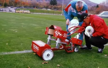 Бившият волейболен национал Димо Тонев (вляво) дава указания на треньора на вратарите в държавния тим по футбол Георги Шейтанов как се работи с машината-топкохвъргач.