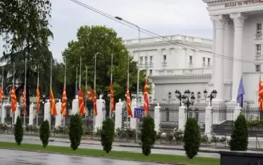 В памет на жертвите на жестокия инцидент в Северна Македония бе обявен тридневен траур.