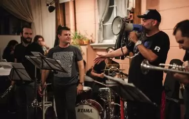 Кадър от ежеседмичния цикъл "Брас народен, брас божи" на духовия оркестър BrazzViliDJ.