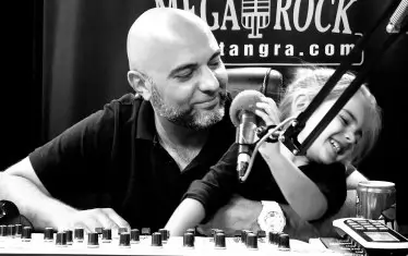 Вили с дъщеря си в студиото на радио "Тангра Мега Рок" по време на седмичното си предаване за брас музика "Brazz Jamboree".