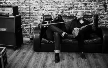 Вили и саксофонистът Димитър Льолев след записите на пиесата "Лопата" по музика на Льолев.