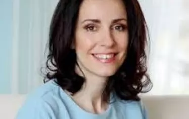 Яна Балникова, освен че беше заместник-министър в екипа на Кирил Петков в Министерство на икономиката, е завършила Японистика в Софийския университет и е специализирала в Нагоя, Япония. През 2018 г. Яна се присъединява към екипа на младата иновативна биотехнологична фирма “Nasekomo”. 