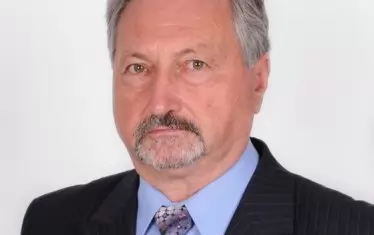 Юрий Козлов е филолог по образование, работи като учител