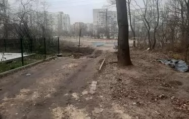  Въпреки че кметът Фандъкова покани софиянци да ползват моста и прилежащия парк, в района все още има доста работа. 