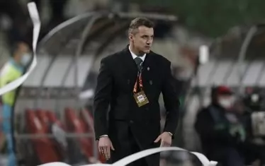 Временният треньор на "Лудогорец" Станислав Генчев гледа начумерено край тъчлинията по време на мача в Белград.