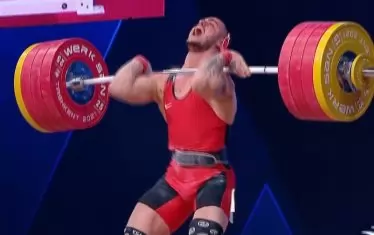 Карлос Насар се изправя с рекордната тежест от 208 кг при последня си опит в изтласкването