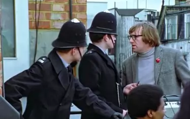  Полицаите разговарят с Мал Евънс. 