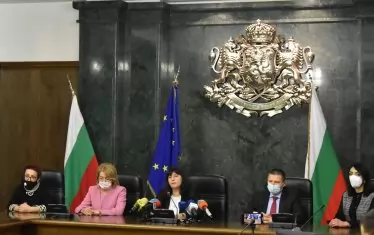  На брифинга се явиха всички заместници на Гешев. Те обаче бяха безмълвни свидетели на четенето на Филипова (в средата). Никой от тях не обели дума, а на журналистите не бе позволено да питат.