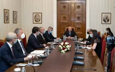 Президентът и служебните министри умело запазиха дистанция в публичните си отношения.