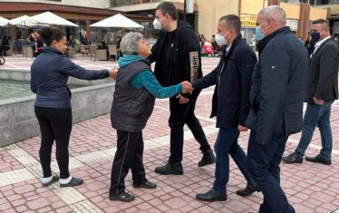 Делян Пеевски преживя чутовна година - санкциониран бе по закона “Магнитски“, заслабна, разпитван бе в ДАНС; накрая ръкостисна стотици хора и стана депутат.