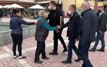 Делян Пеевски преживя чутовна година  - санкциониран бе по закона “Магнитски“, заслабна, разпитван бе в ДАНС; накрая ръкостисна стотици хора и стана депутат.
