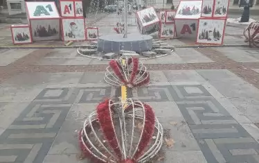  Допотопната украса пред Народния театър вече предизвика недоволство сред софиянци. 