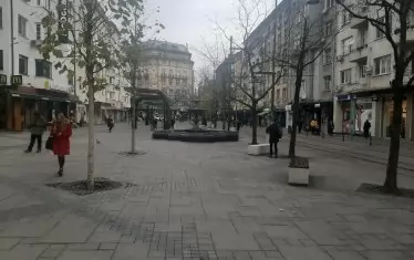  Никакъв коледен дух не цари и на площад "Славейков".