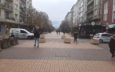 Дори една общинска лампичка в пешеходната зона на бул. "Витоша" не напомня, че предстои посрещането на 2022 г.