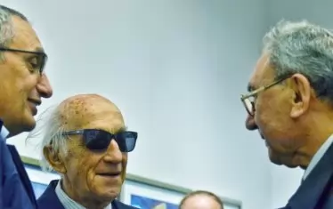 Художникът с двама от почитателите си — Иван Костов и Георги Йорданов. 