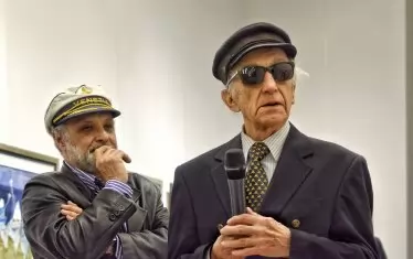 Със сина си - изкуствоведа Филип Зидаров, на откриване на изложбата "Старецът и трите морета".