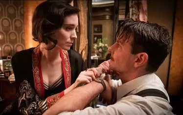 Руни Мара и Брадли Купър в „Улицата на кошмарите“. 