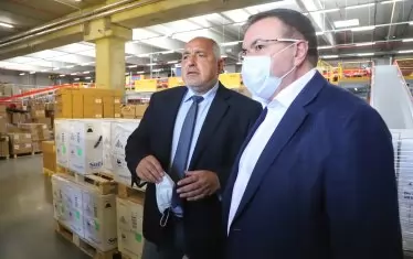  Ваксините са тук! Първите доставки бяха посрещани тържествено.