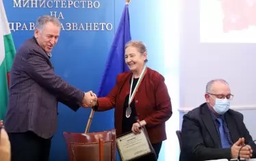 Новите диригенти на пандемията у нас - служебният министър Стойчо Кацаров награждава с медал съветника си проф. Мира Кожухарова.