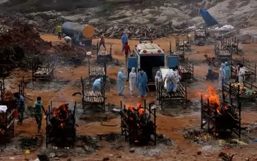 Делта вариантът първо показа зъбите си в Индия, откъдето произхожда. Но дори когато имаше по 300 000 нови случаи на ден, страната беше с пъти по-малка смъртност от нашата на глава от населението.