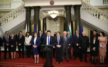 Новата власт ще се клати, но няма да падне през 2022 г.