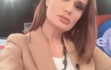  Добрина с бижу от фейсбук групата „Купи подарък от майка на дете с увреждане“