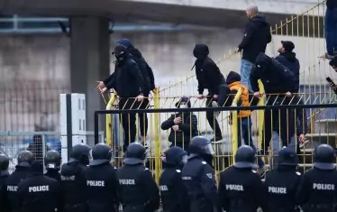 По време на двубоя на ст. "Виваком Арена - Георги Аспарухов" възникна напрежение между агитките на "Ботев" (Пд) (на снимката) и на "Левски", но полицията бързо овладя ситуацията.