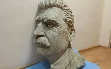 Оригиналният, бетонен Сталин от Офицерският дом. 