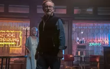  Стивън Спилбърг и Рита Морено на снимачната площадка.